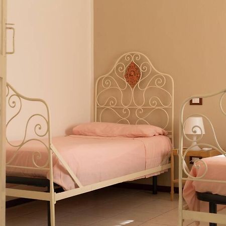 Maria'S Bed - Intero Alloggio Accogliente Dorno Bagian luar foto